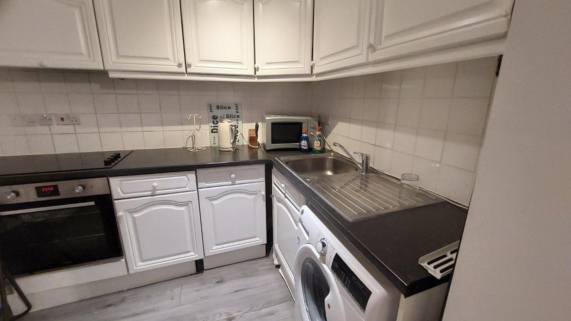 2-Bed Apartment Sleeps 7 with Wi-Fi