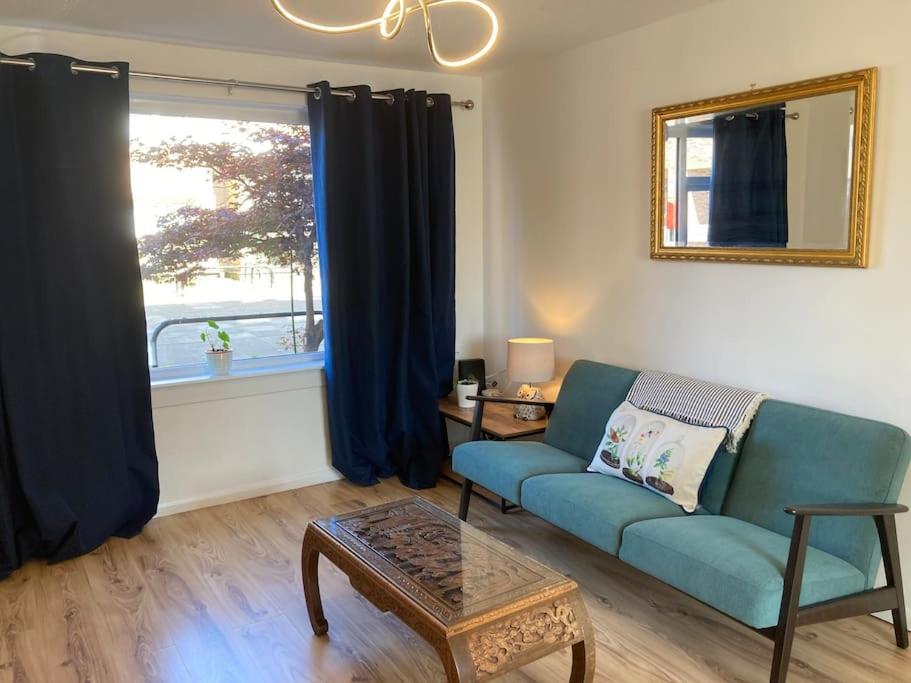 Comfy 1 bedroom flat with free parking view 2