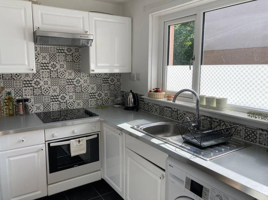 Comfy 1 bedroom flat with free parking view 4