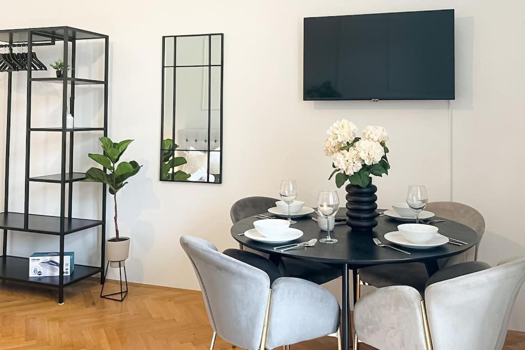 Cozy & Central 2 Bedroom Apartment