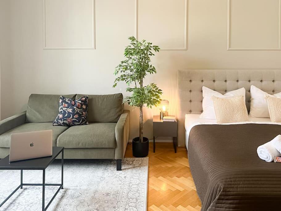 Cozy & Central 2 Bedroom Apartment