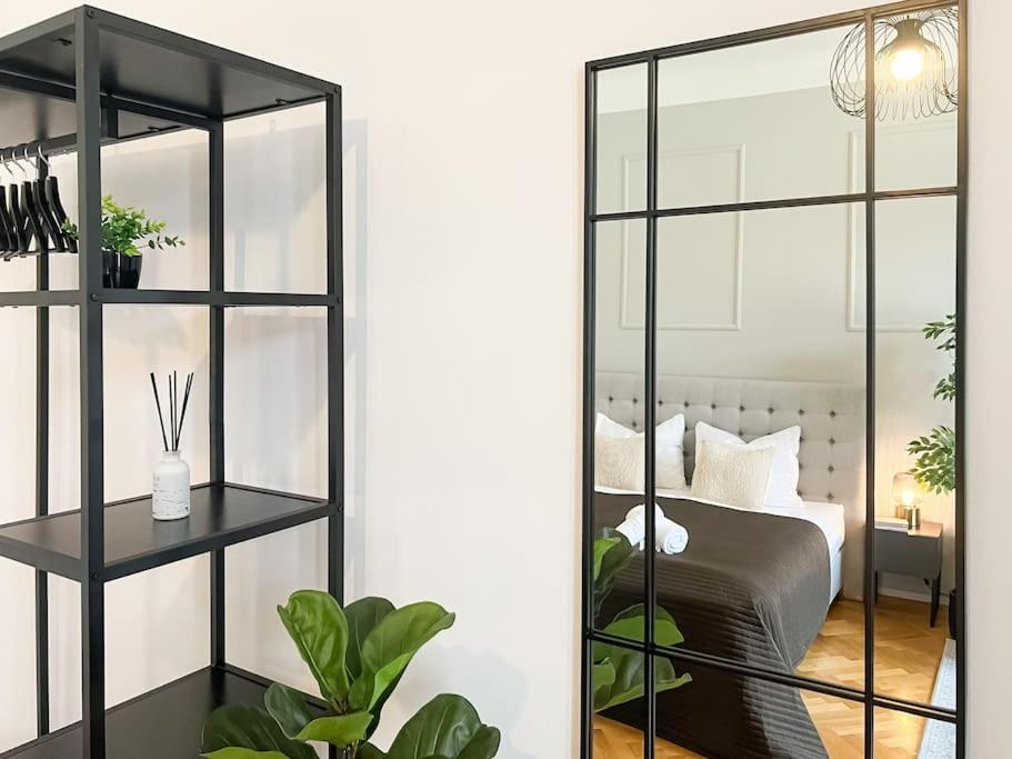 Cozy & Central 2 Bedroom Apartment