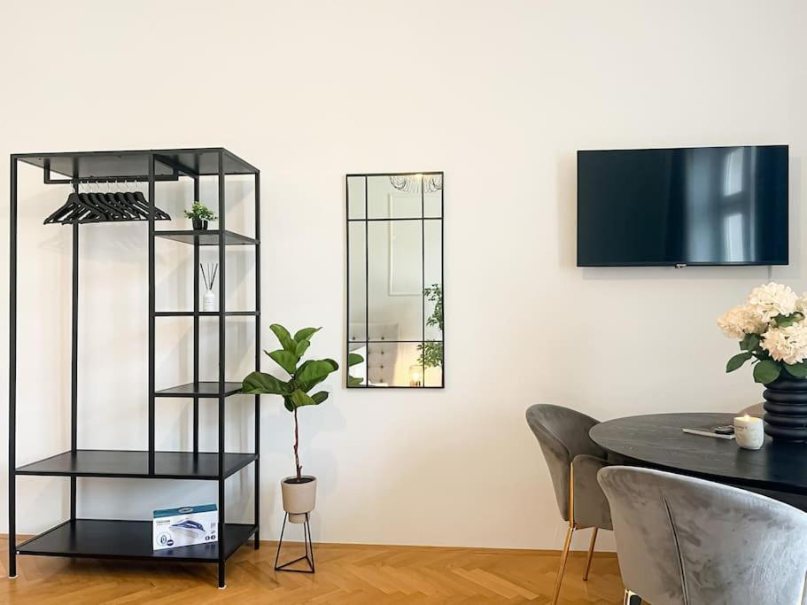 Cozy & Central 2 Bedroom Apartment