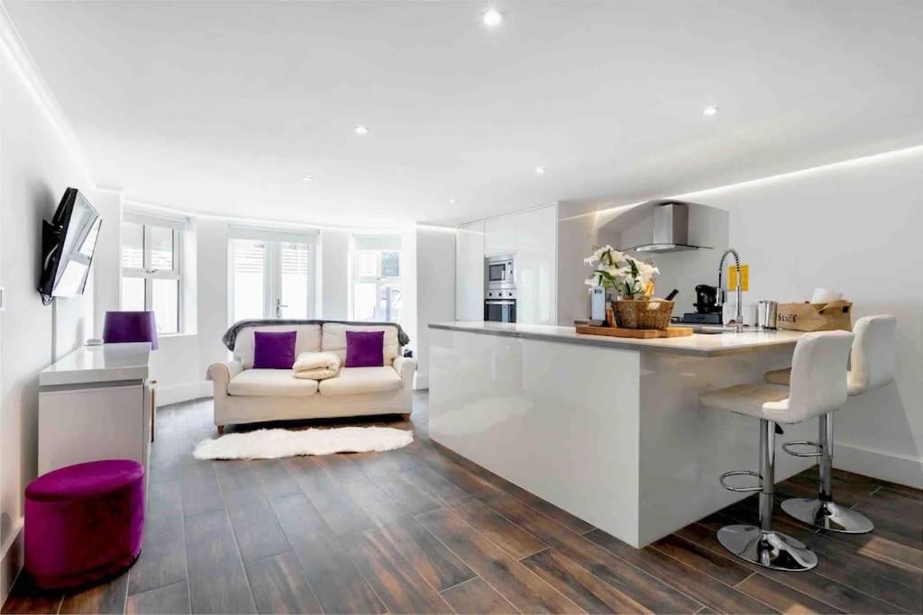 Writers Corner - Luxury 1 Bed Apartment with Private Terrace & Parking - In the heart of Wanstead Village