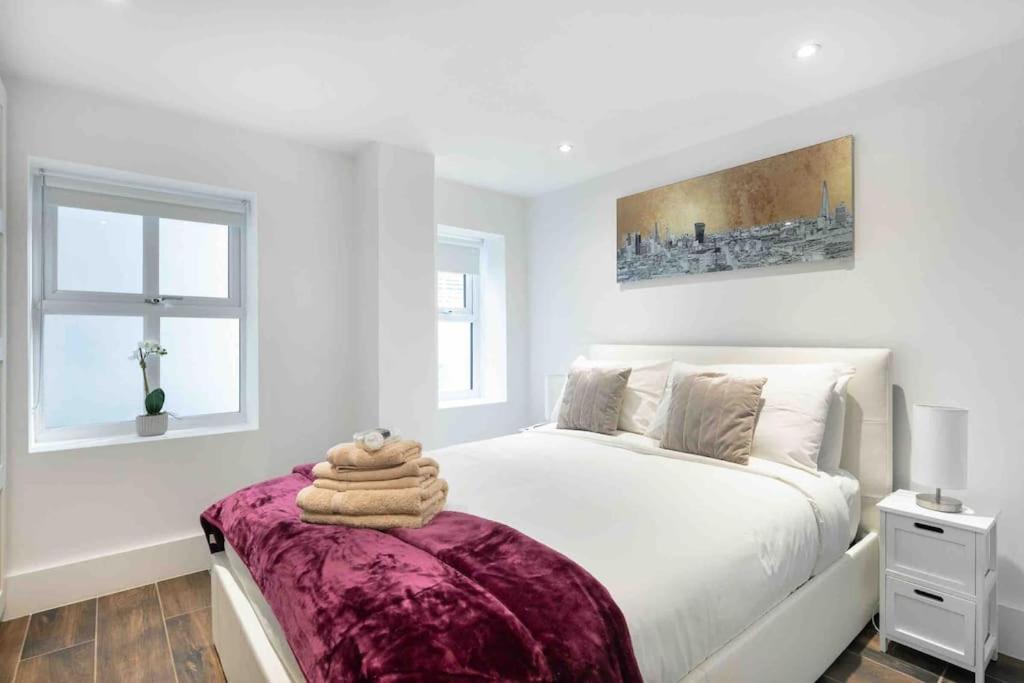 Writers Corner - Luxury 1 Bed Apartment with Private Terrace & Parking - In the heart of Wanstead Village