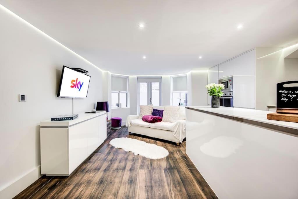 Writers Corner - Luxury 1 Bed Apartment with Private Terrace & Parking - In the heart of Wanstead Village