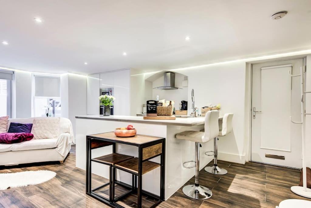 Writers Corner - Luxury 1 Bed Apartment with Private Terrace & Parking - In the heart of Wanstead Village
