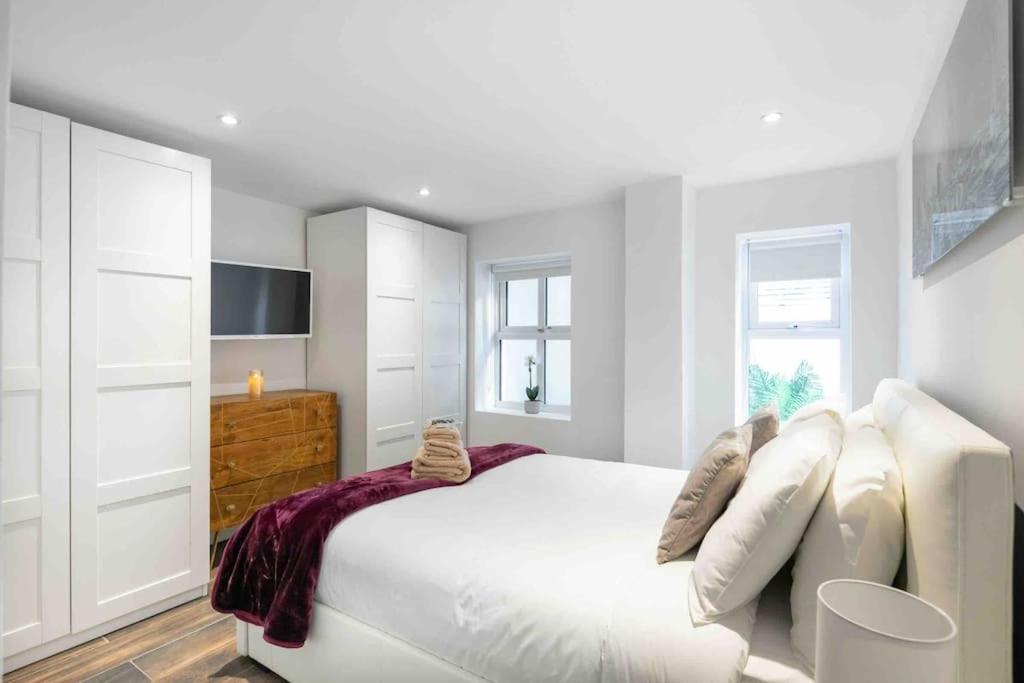 Writers Corner - Luxury 1 Bed Apartment with Private Terrace & Parking - In the heart of Wanstead Village