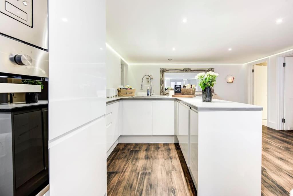 Writers Corner - Luxury 1 Bed Apartment with Private Terrace & Parking - In the heart of Wanstead Village