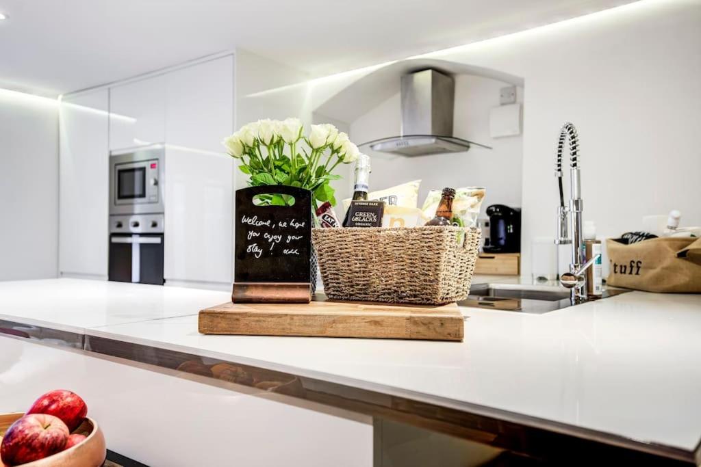 Writers Corner - Luxury 1 Bed Apartment with Private Terrace & Parking - In the heart of Wanstead Village