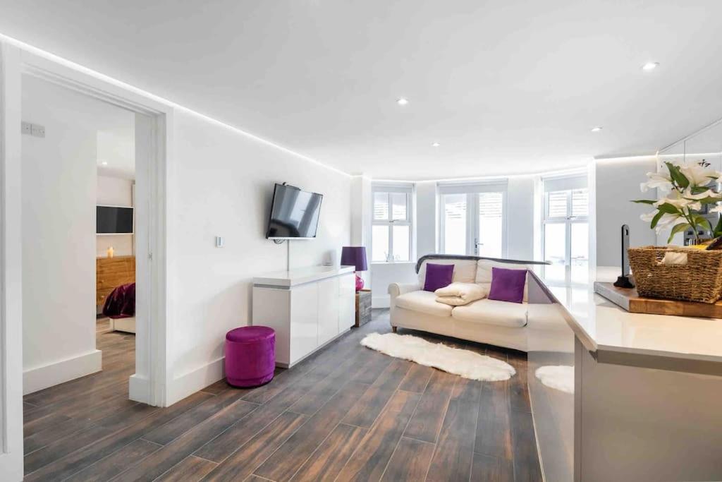 Writers Corner - Luxury 1 Bed Apartment with Private Terrace & Parking - In the heart of Wanstead Village