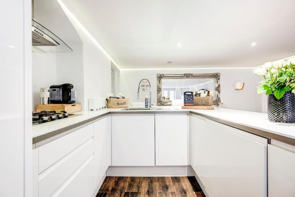 Writers Corner - Luxury 1 Bed Apartment with Private Terrace & Parking - In the heart of Wanstead Village