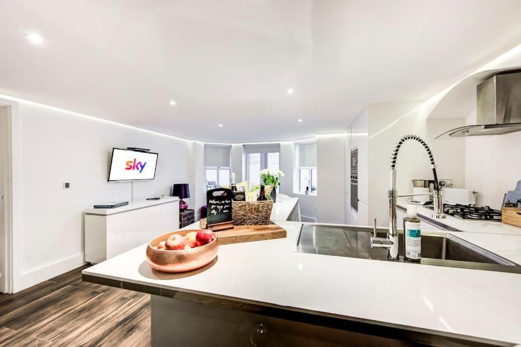 Writers Corner - Luxury 1 Bed Apartment with Private Terrace & Parking - In the heart of Wanstead Village