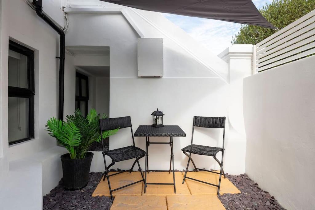 Writers Corner - Luxury 1 Bed Apartment with Private Terrace & Parking - In the heart of Wanstead Village