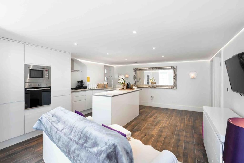 Writers Corner - Luxury 1 Bed Apartment with Private Terrace & Parking - In the heart of Wanstead Village