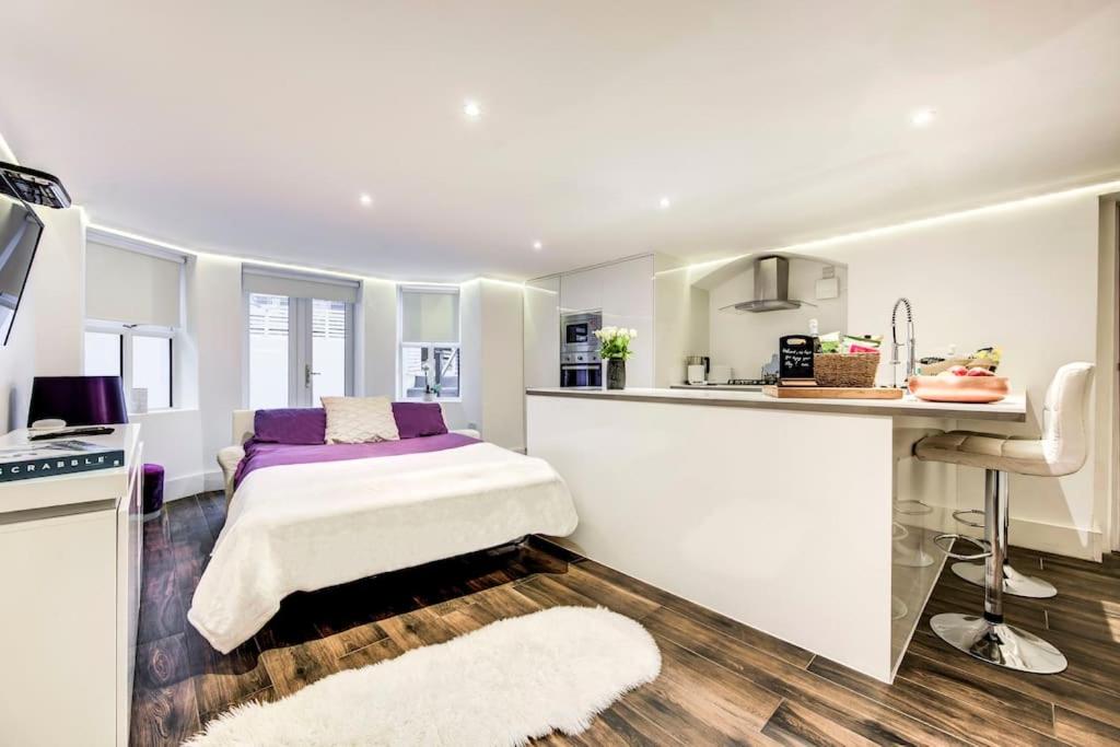 Writers Corner - Luxury 1 Bed Apartment with Private Terrace & Parking - In the heart of Wanstead Village