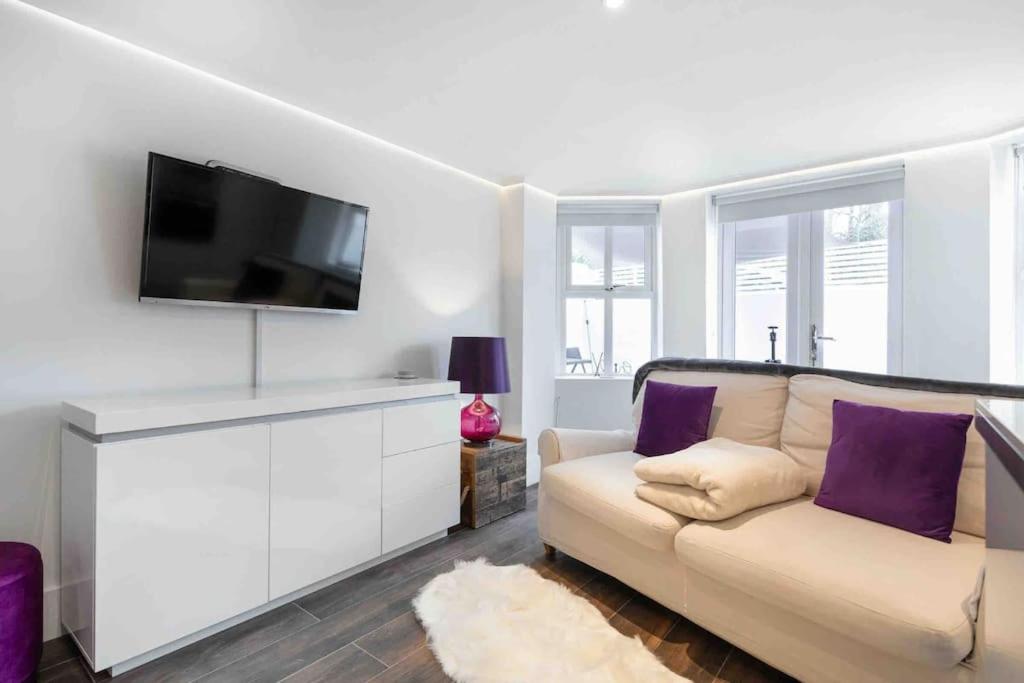 Writers Corner - Luxury 1 Bed Apartment with Private Terrace & Parking - In the heart of Wanstead Village