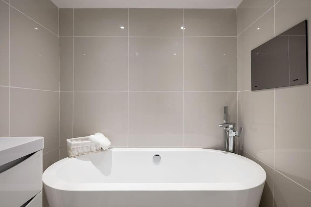 Writers Corner - Luxury 1 Bed Apartment with Private Terrace & Parking - In the heart of Wanstead Village