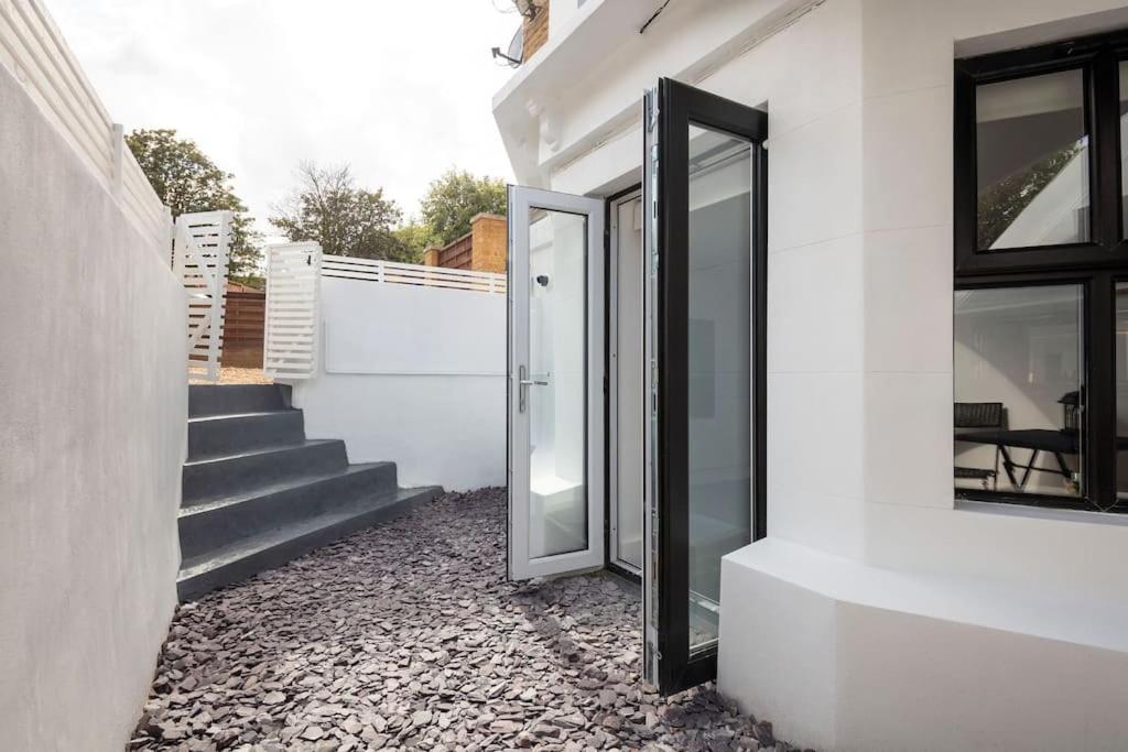 Writers Corner - Luxury 1 Bed Apartment with Private Terrace & Parking - In the heart of Wanstead Village