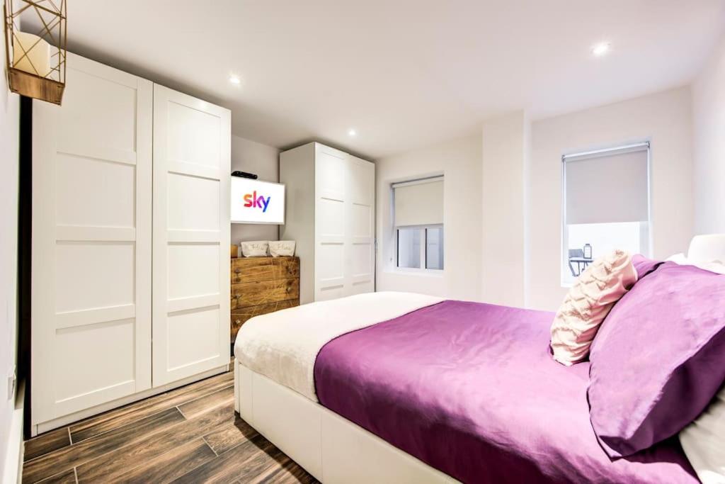 Writers Corner - Luxury 1 Bed Apartment with Private Terrace & Parking - In the heart of Wanstead Village