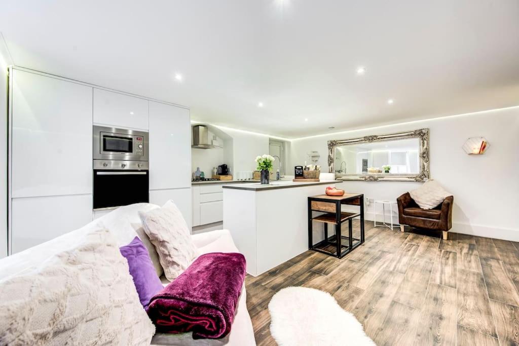 Writers Corner - Luxury 1 Bed Apartment with Private Terrace & Parking - In the heart of Wanstead Village
