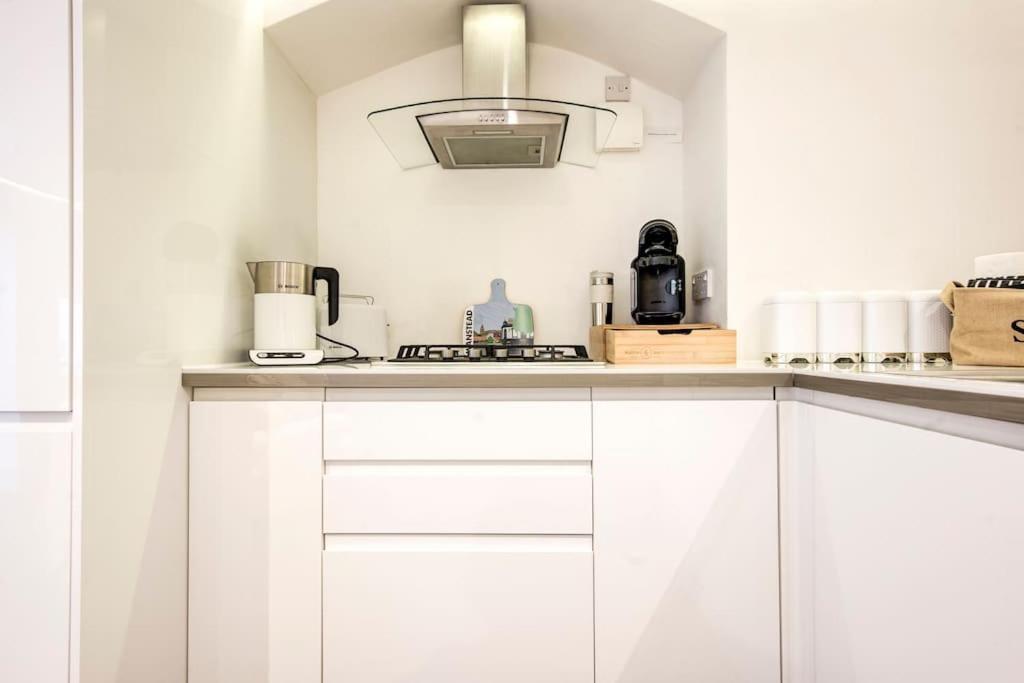 Writers Corner - Luxury 1 Bed Apartment with Private Terrace & Parking - In the heart of Wanstead Village