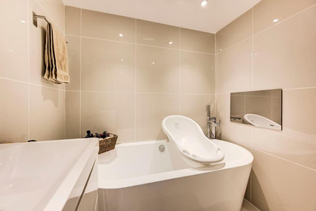 Writers Corner - Luxury 1 Bed Apartment with Private Terrace & Parking - In the heart of Wanstead Village