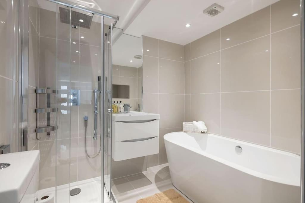 Writers Corner - Luxury 1 Bed Apartment with Private Terrace & Parking - In the heart of Wanstead Village