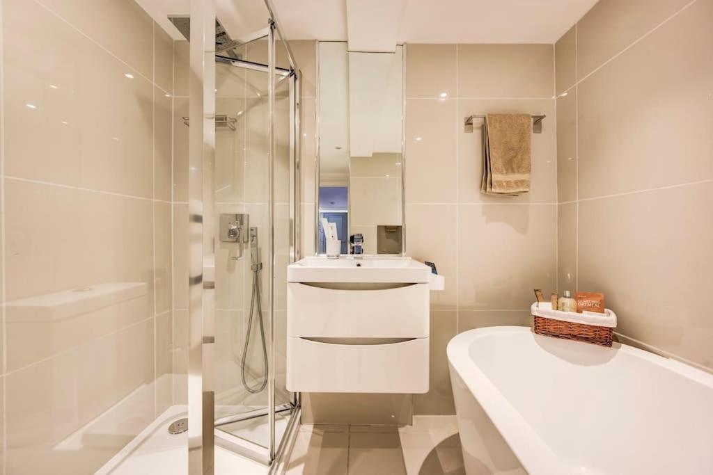 Writers Corner - Luxury 1 Bed Apartment with Private Terrace & Parking - In the heart of Wanstead Village