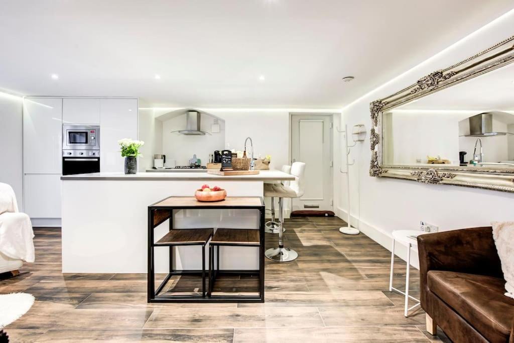 Writers Corner - Luxury 1 Bed Apartment with Private Terrace & Parking - In the heart of Wanstead Village