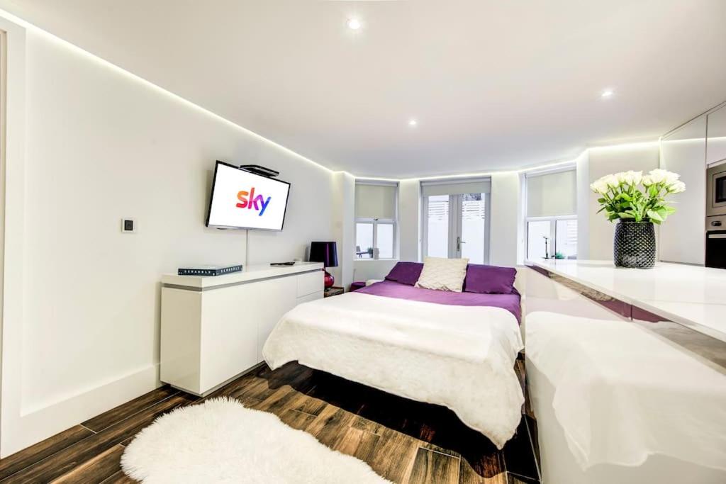 Writers Corner - Luxury 1 Bed Apartment with Private Terrace & Parking - In the heart of Wanstead Village
