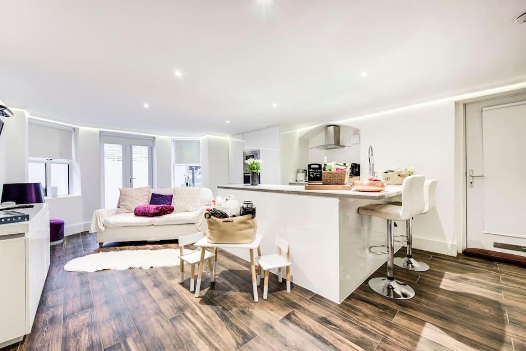 Writers Corner - Luxury 1 Bed Apartment with Private Terrace & Parking - In the heart of Wanstead Village