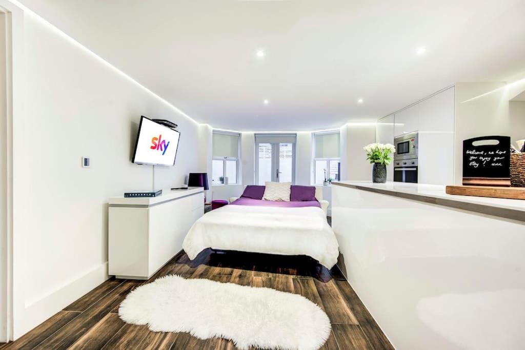 Writers Corner - Luxury 1 Bed Apartment with Private Terrace & Parking - In the heart of Wanstead Village