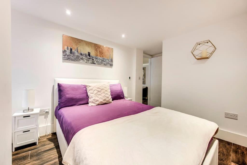 Writers Corner - Luxury 1 Bed Apartment with Private Terrace & Parking - In the heart of Wanstead Village