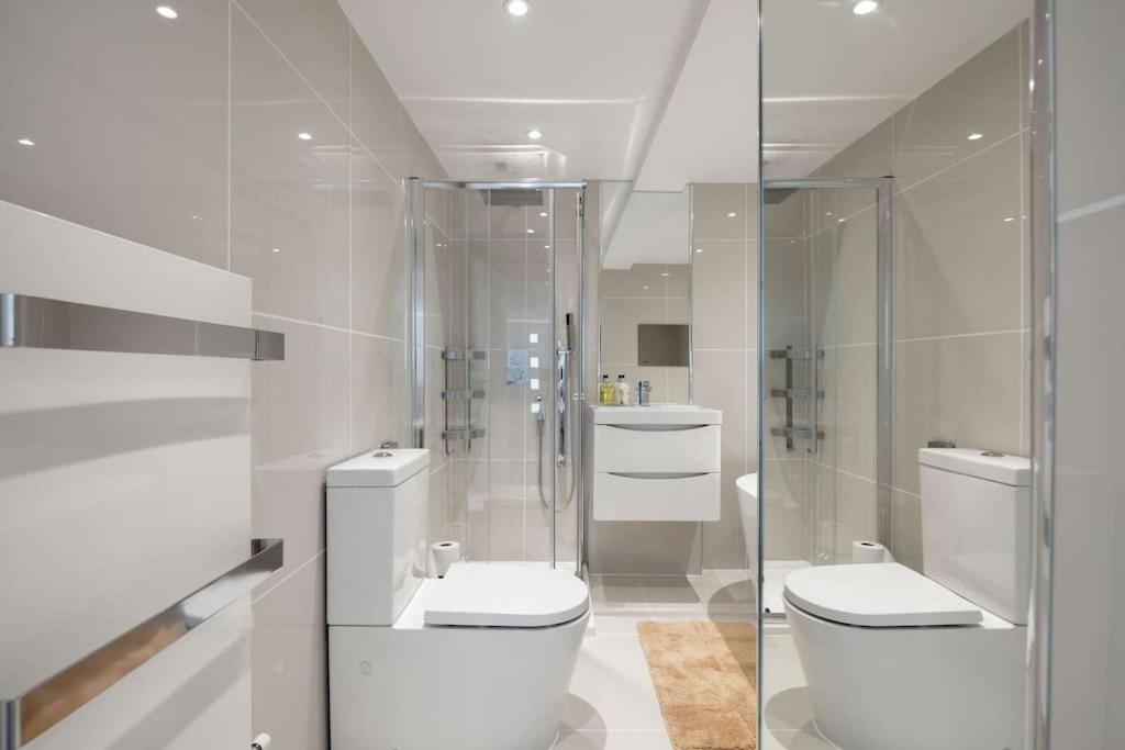 Writers Corner - Luxury 1 Bed Apartment with Private Terrace & Parking - In the heart of Wanstead Village
