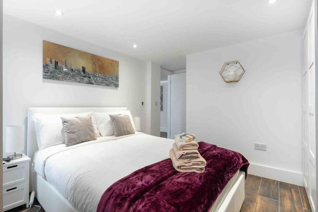 Writers Corner - Luxury 1 Bed Apartment with Private Terrace & Parking - In the heart of Wanstead Village