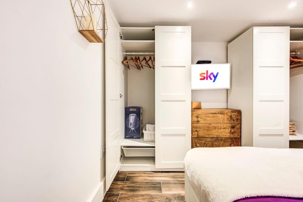Writers Corner - Luxury 1 Bed Apartment with Private Terrace & Parking - In the heart of Wanstead Village