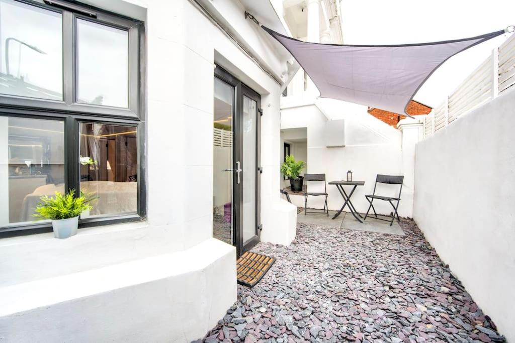 Writers Corner - Luxury 1 Bed Apartment with Private Terrace & Parking - In the heart of Wanstead Village