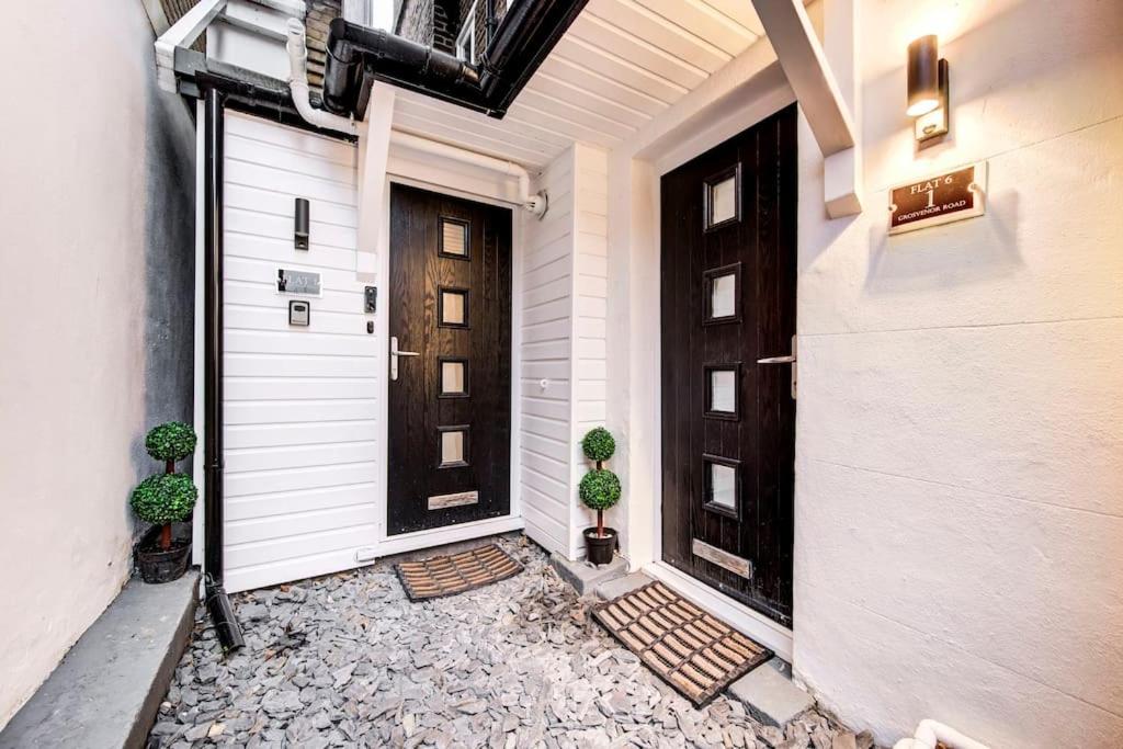 Writers Corner - Luxury 1 Bed Apartment with Private Terrace & Parking - In the heart of Wanstead Village