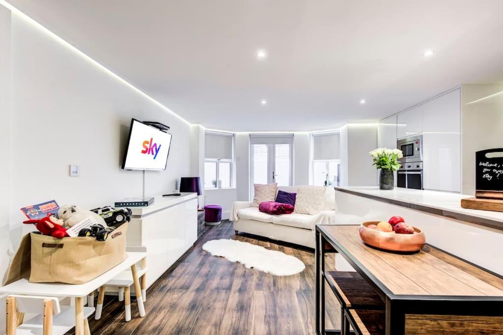Writers Corner - Luxury 1 Bed Apartment with Private Terrace & Parking - In the heart of Wanstead Village