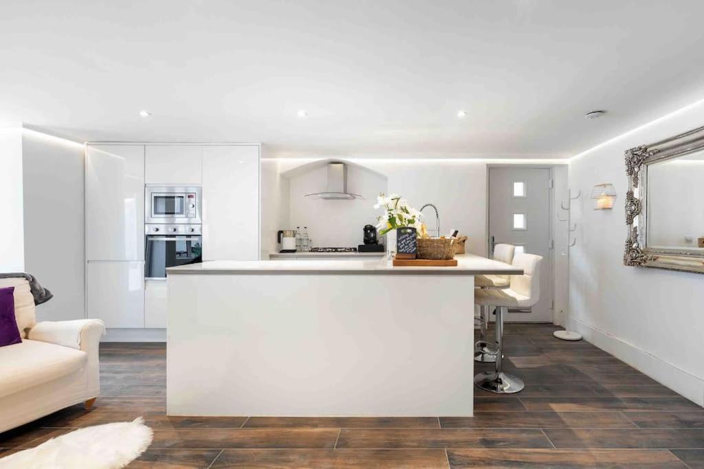 Writers Corner - Luxury 1 Bed Apartment with Private Terrace & Parking - In the heart of Wanstead Village