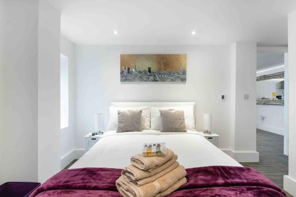 Writers Corner - Luxury 1 Bed Apartment with Private Terrace & Parking - In the heart of Wanstead Village