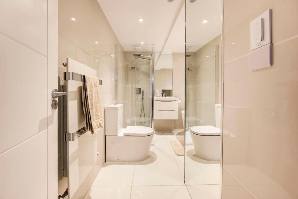 Writers Corner - Luxury 1 Bed Apartment with Private Terrace & Parking - In the heart of Wanstead Village