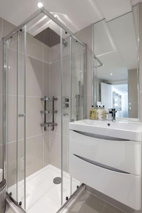 Writers Corner - Luxury 1 Bed Apartment with Private Terrace & Parking - In the heart of Wanstead Village