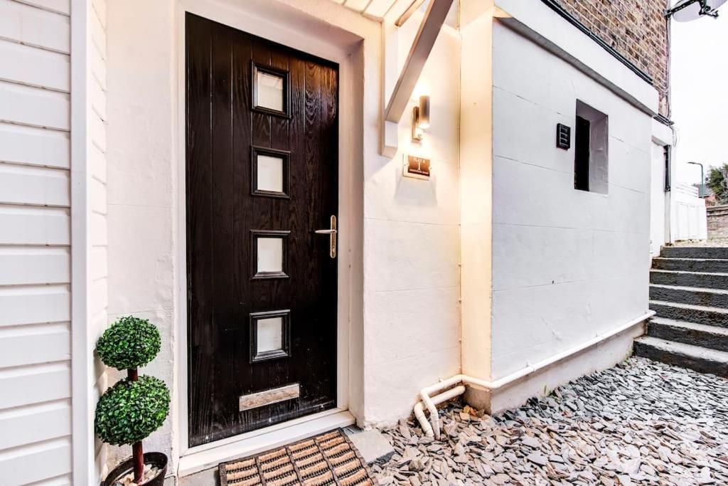 Writers Corner - Luxury 1 Bed Apartment with Private Terrace & Parking - In the heart of Wanstead Village