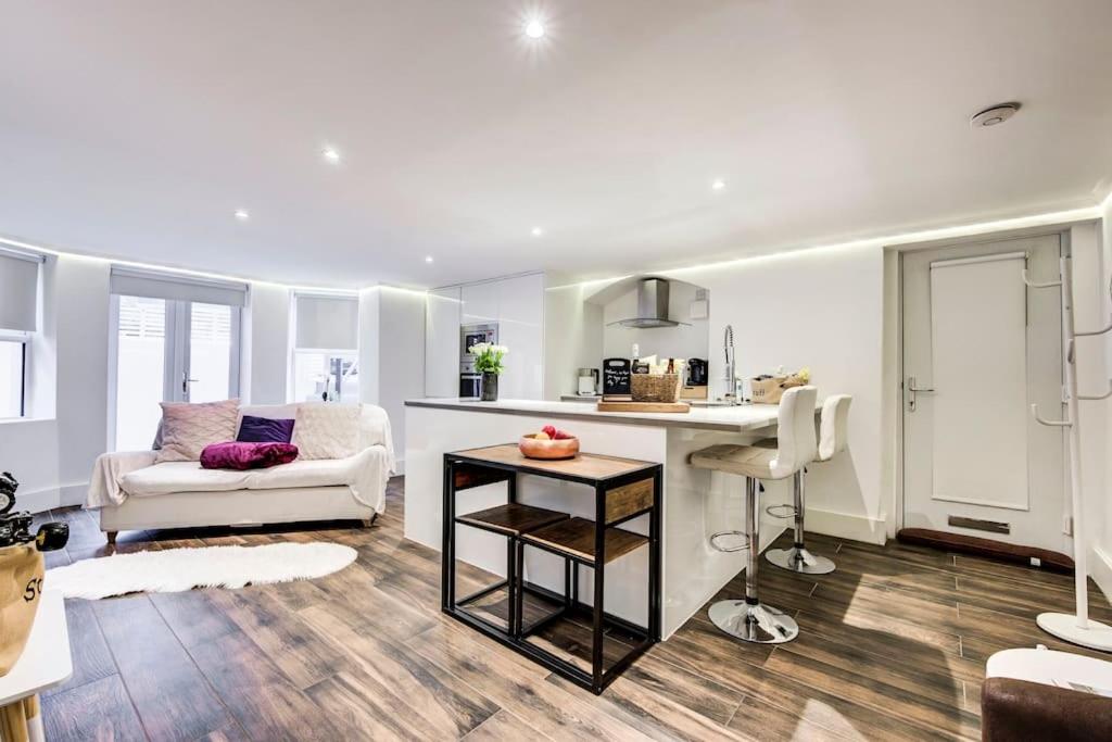 Writers Corner - Luxury 1 Bed Apartment with Private Terrace & Parking - In the heart of Wanstead Village