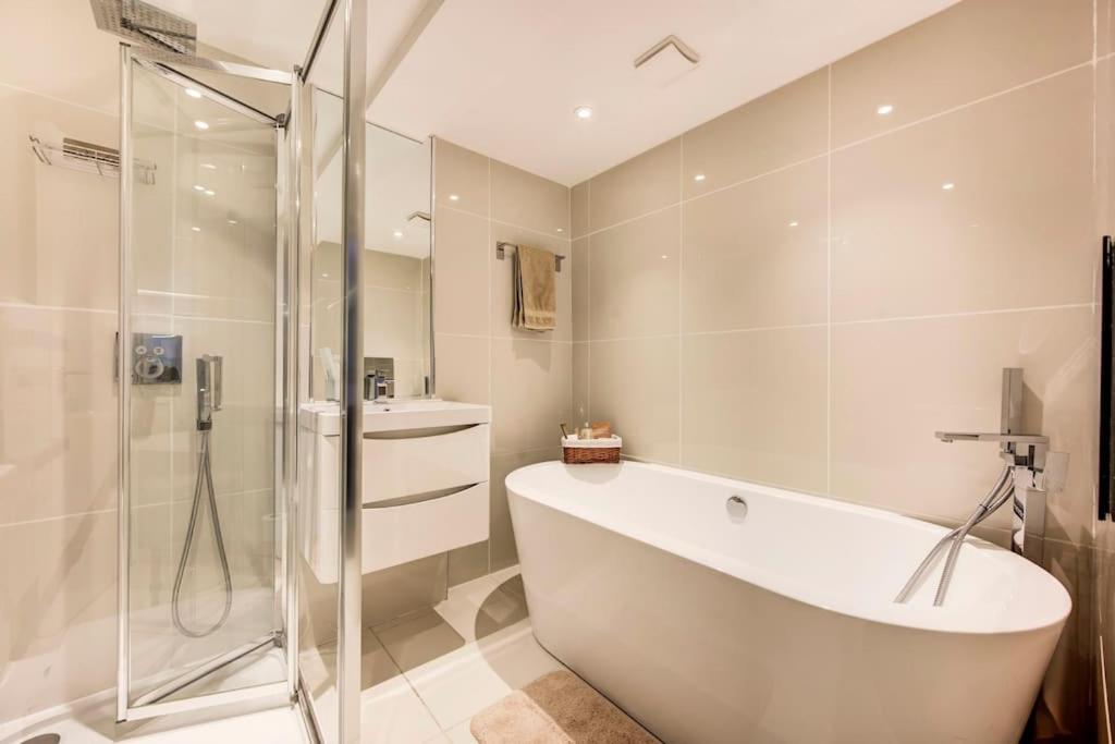 Writers Corner - Luxury 1 Bed Apartment with Private Terrace & Parking - In the heart of Wanstead Village