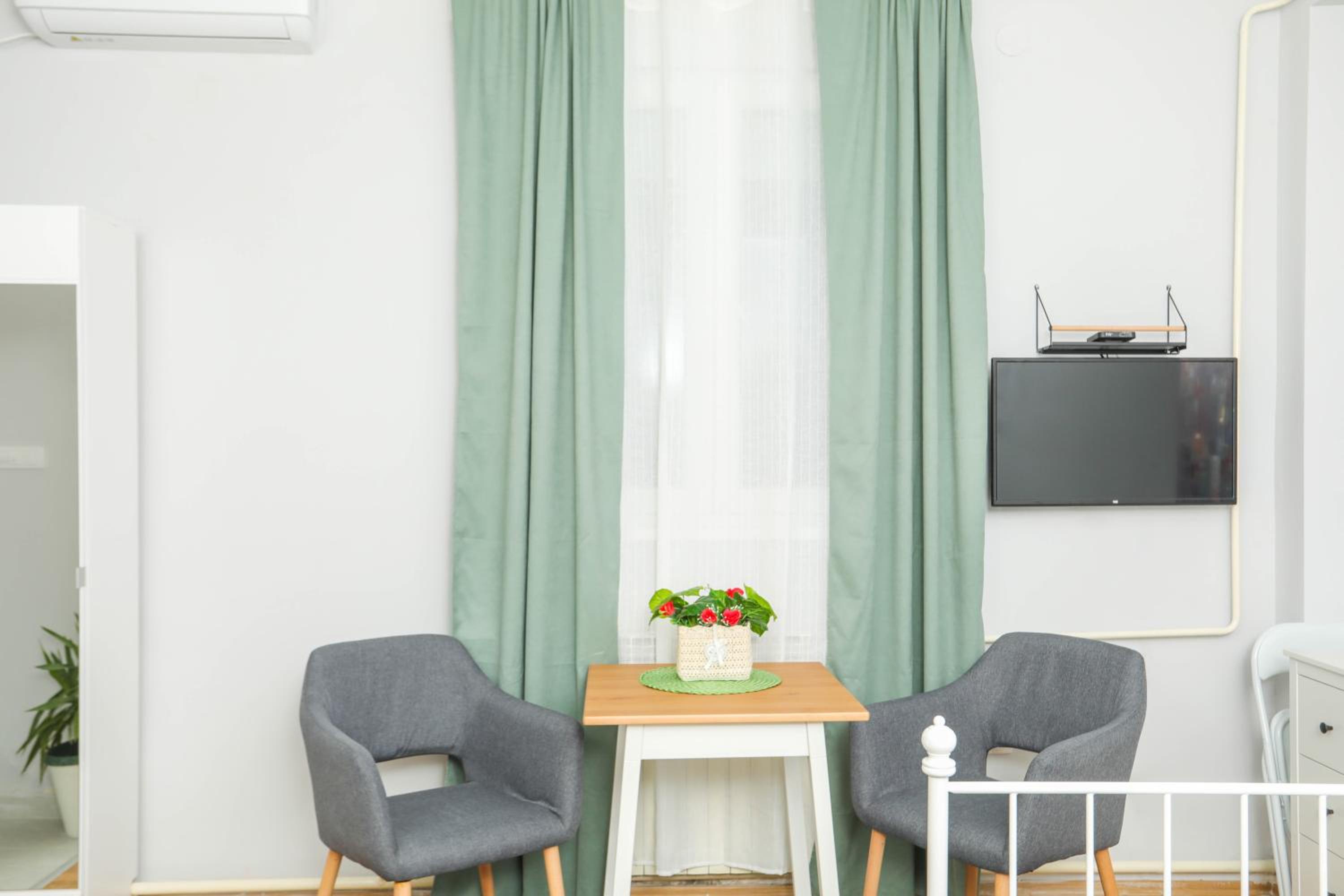 Studio 91 with Great WI-FI and free parking view 2