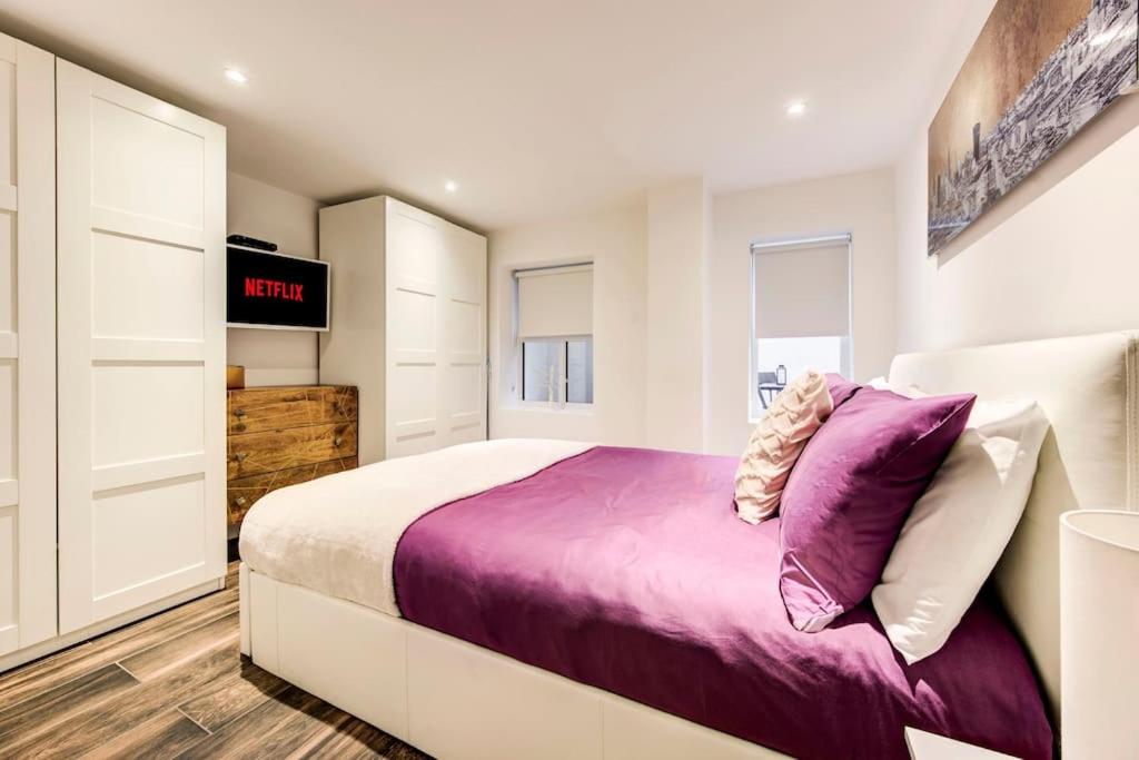 Writers Corner - Luxury 1 Bed Apartment with Private Terrace & Parking - In the heart of Wanstead Village