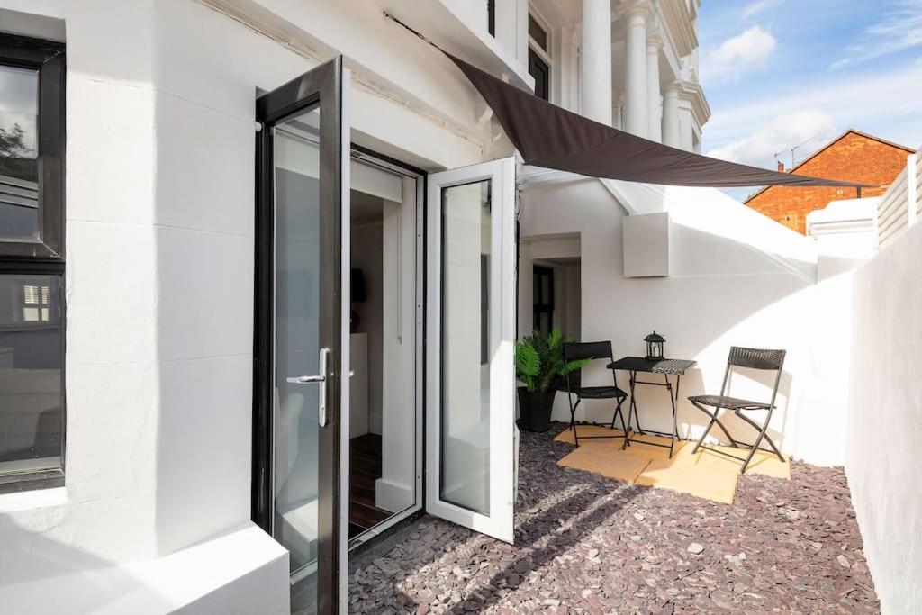 Writers Corner - Luxury 1 Bed Apartment with Private Terrace & Parking - In the heart of Wanstead Village